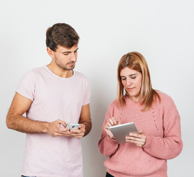 Источник изображения: https://www.freepik.com/free-photo/couple-using-tablet-phone_4975593.htm