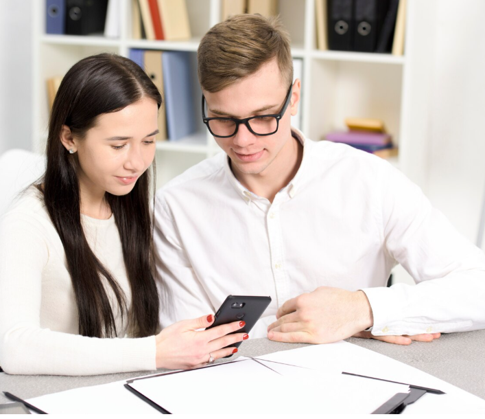 Источник изображения: https://www.freepik.com/free-photo/business-colleagues-looking-cellphone-workplace-office_4048045.htm