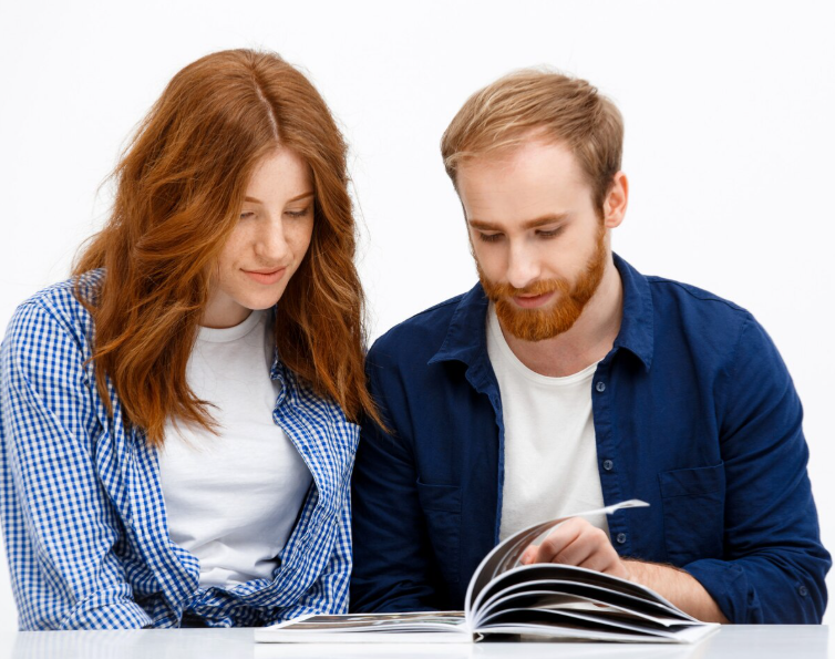 Источник изображения: https://www.freepik.com/free-photo/happy-adult-redhead-siblings-look-old-photo-album_9227663.htm