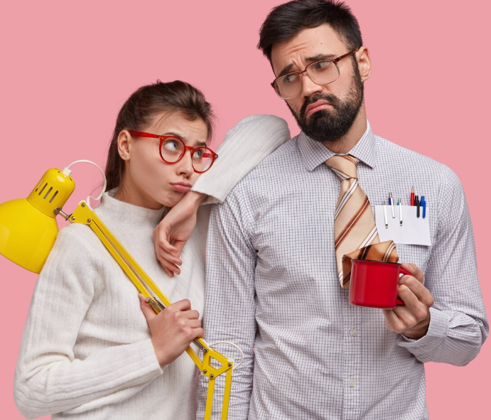 Источник изображения: https://www.freepik.com/free-photo/gloomy-friendly-team-young-coworkes-look-each-other-with-dissatisfaction-stand-closely-have-coffee-break-after-tired-work_11427794.htm