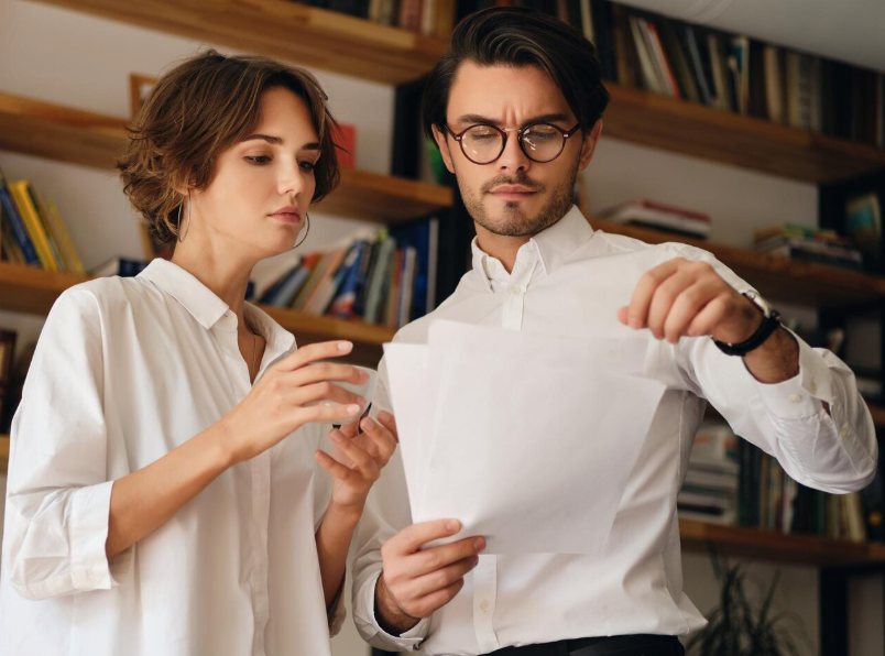Источник изображения: https://www.freepik.com/free-photo/young-thoughtful-business-colleagues-standing-with-papers-discussing-new-project-together-modern-office_25237415.htm