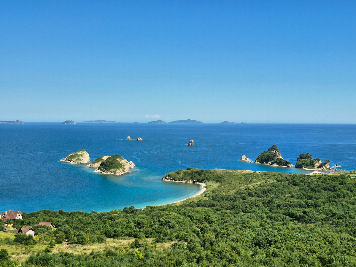 Бух. Спасения и Тёплая. На горизонте — о-ва Римского-Корсакова 