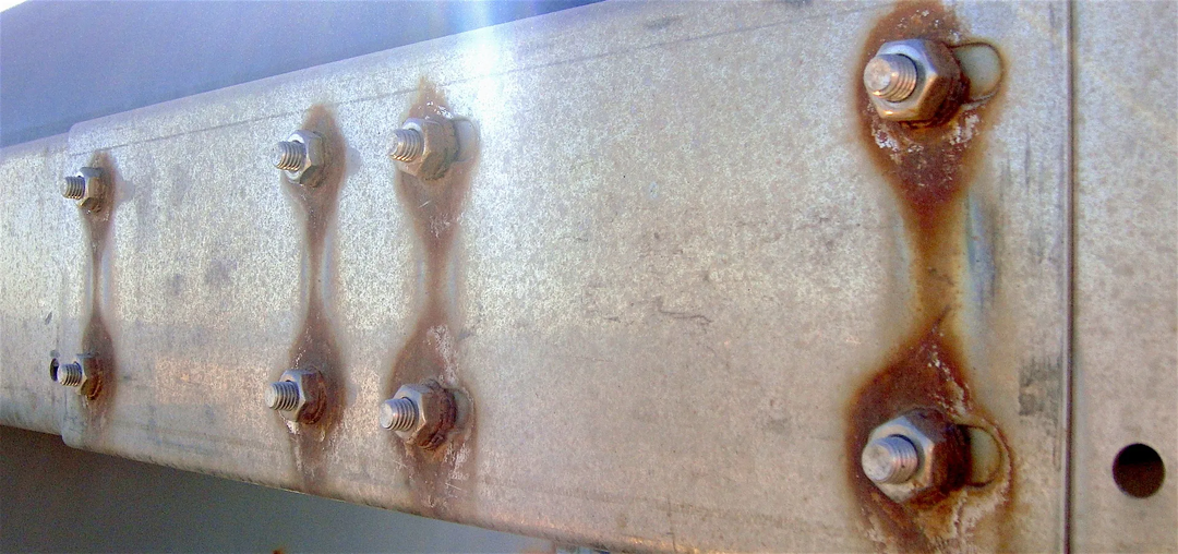 Почему коррозия на складе — это не проблема оборудования, а проблема воздуха