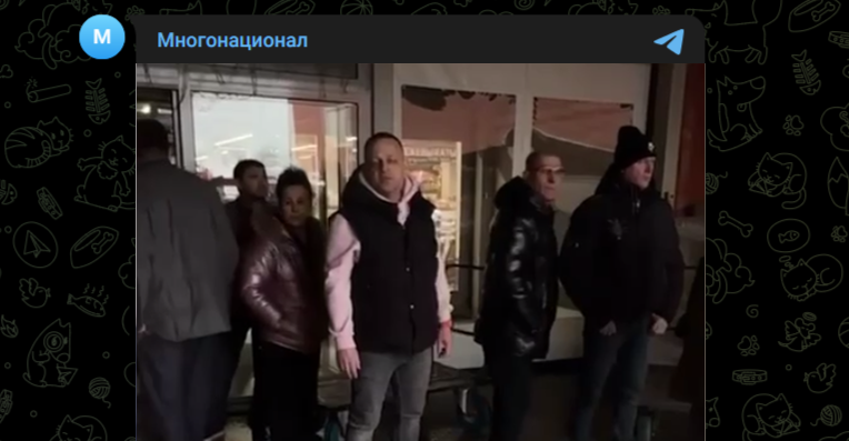 Потребляйте молча: мигранты в Одинцово накинулись толпой на активистов за проверку табачной точки