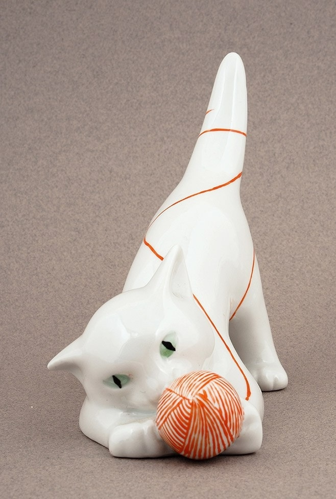 Статуэтка фарфоровая «Котёнок с клубком», 1950-е, Дмитровский фарфоровый завод