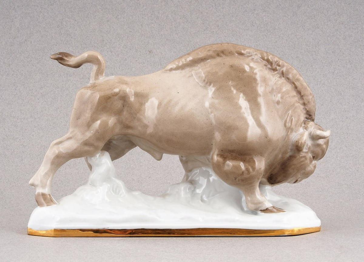 Статуэтка фарфоровая «Зубр», 1950-е, Дмитровский фарфоровый завод, автор модели С.И. Вайнштейн-Машурина