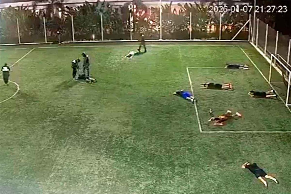    В Эквадоре во время футбольного матча пятеро мужчин в форме полицейских устроили публичную казнь. Кадр видео