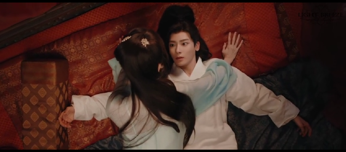 Непорочного девственника соблазняют