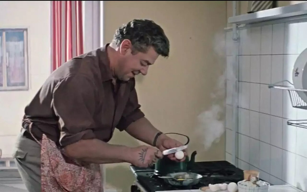 Кадр из комедии СССР Леонида Гайдая «Бриллиантовая рука»