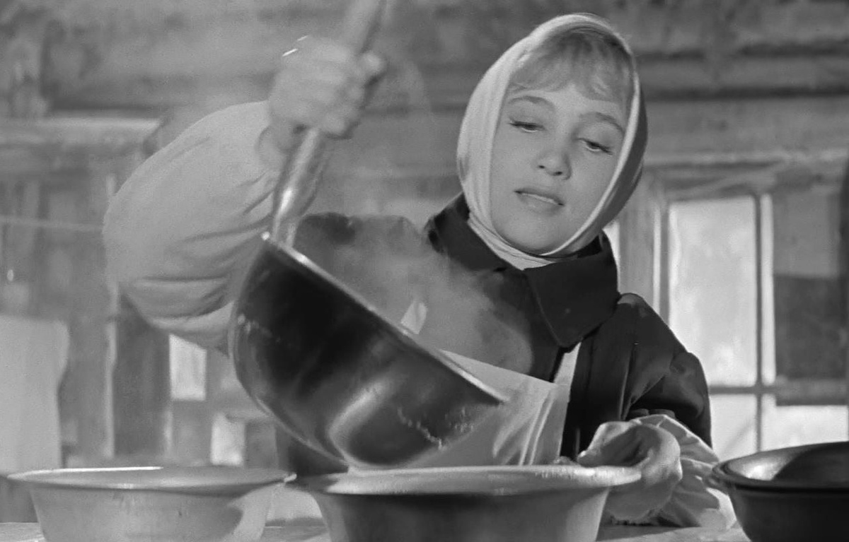 Кадр из советской комедии Юрия Чулюкина «Девчата»