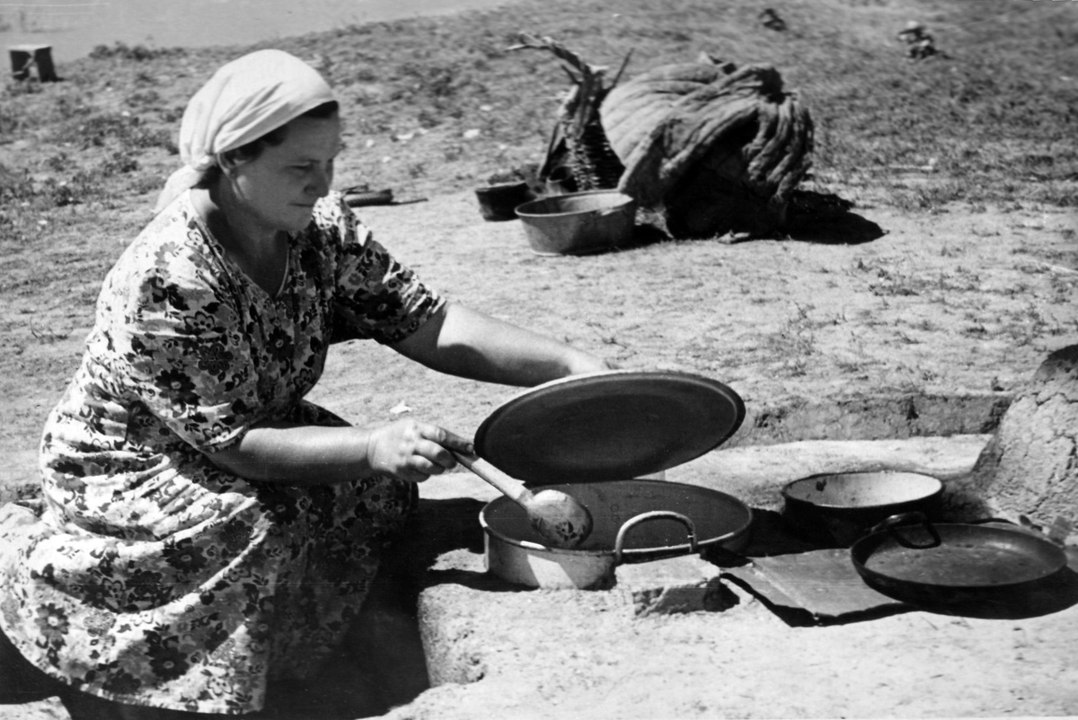 Кухарка полевого стана у земляной печи. 1958, Пролетарский р-н, Ростовская обл.