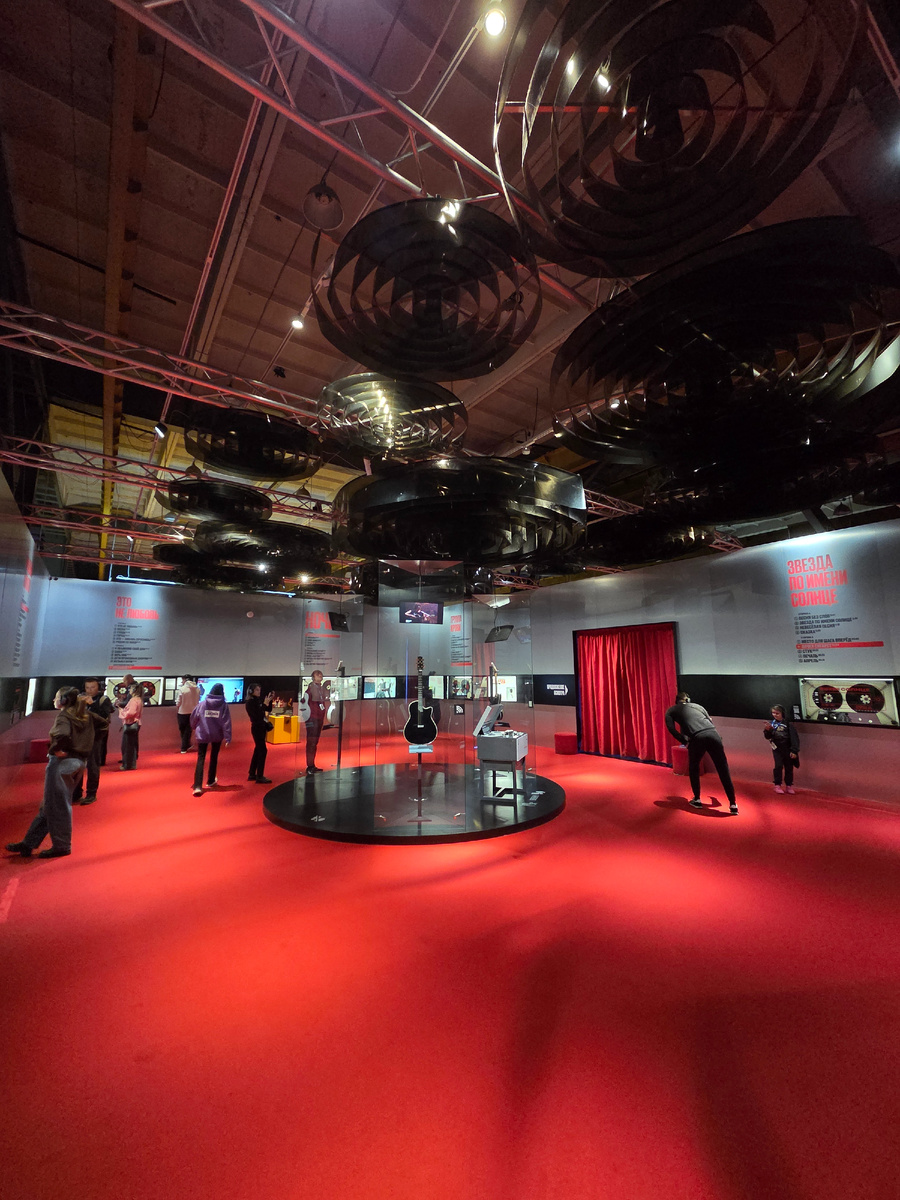 Общий вид четвертого зала выставки, где представлено описание всех альбомов "КИНО"