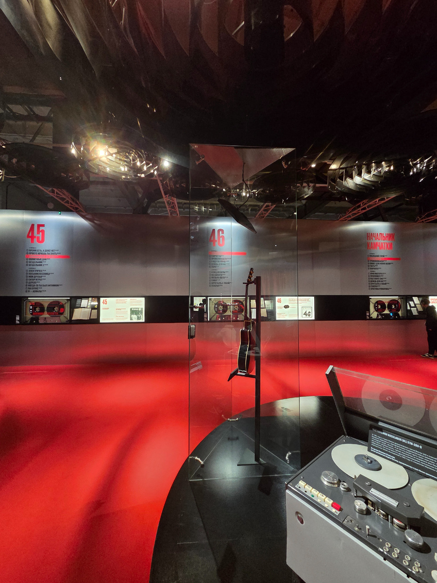 Общий вид четвертого зала выставки, где представлено описание всех альбомов "КИНО"