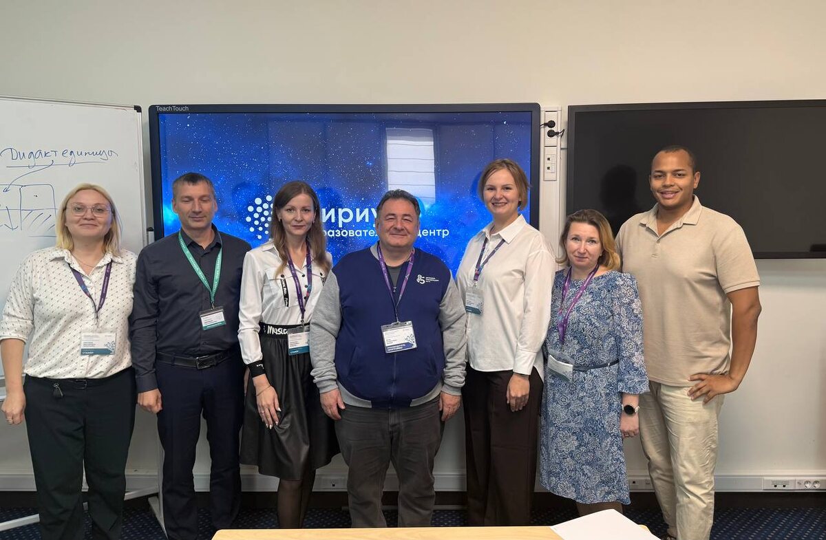 Наталья Цветкова (третья справа).