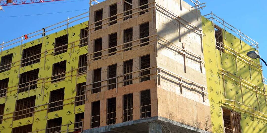 Рынок недвижимости лихорадит: цены взлетели, а покупатели в панике