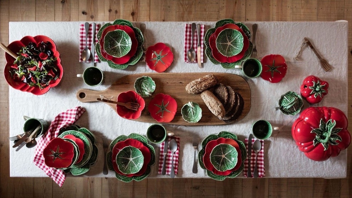 Капуста в интерьере важна не тем, что она капуста. Важнее другое: она даёт объём, сложную поверхность и ту самую “живость”, которую невозможно получить гладкой тарелкой или безликим блюдом. Листовая форма выглядит декоративно даже без рисунка и дополнительных украшений, поэтому она так быстро прижилась в кухонных сценах и в сервировке. 