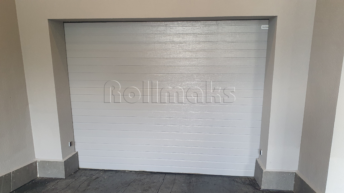 Секционные ворота с датчивами