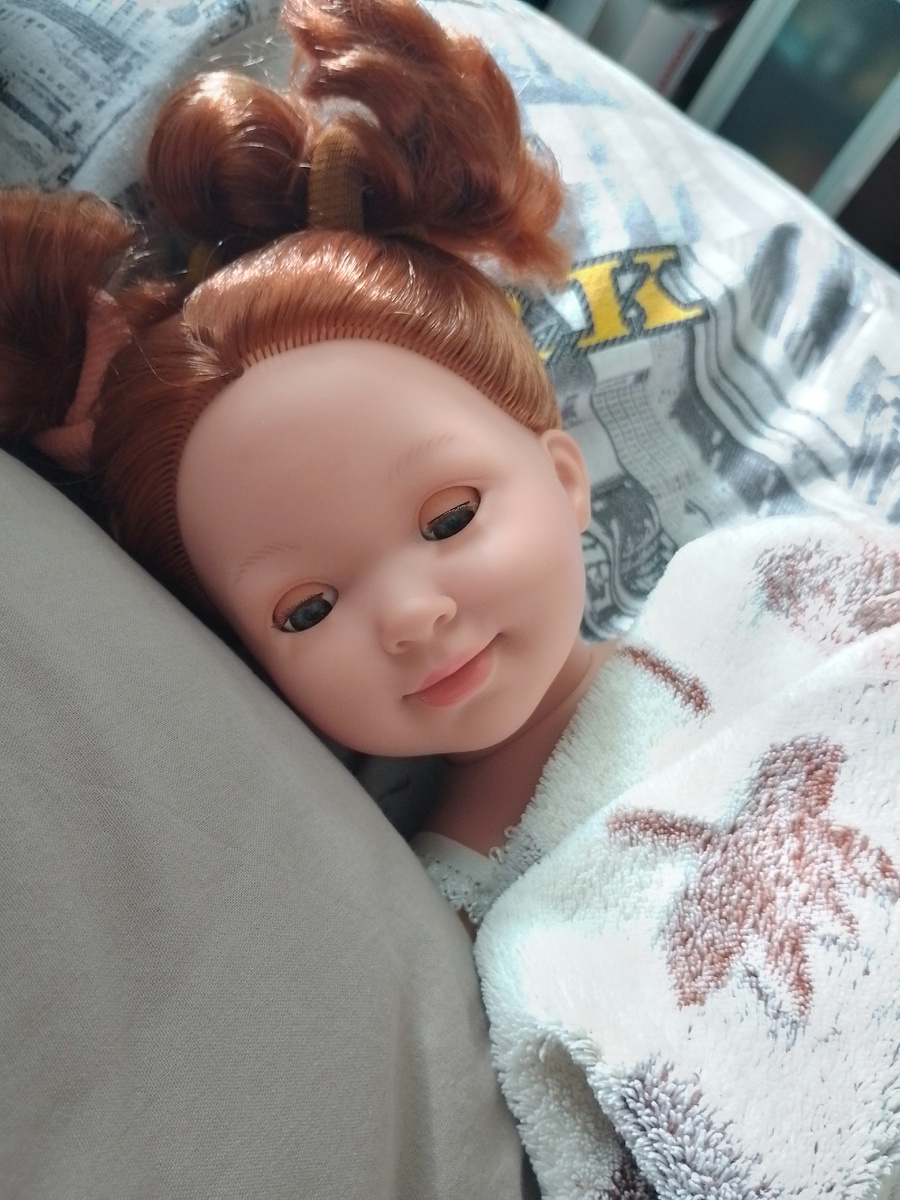 Хлои открывает глазки.