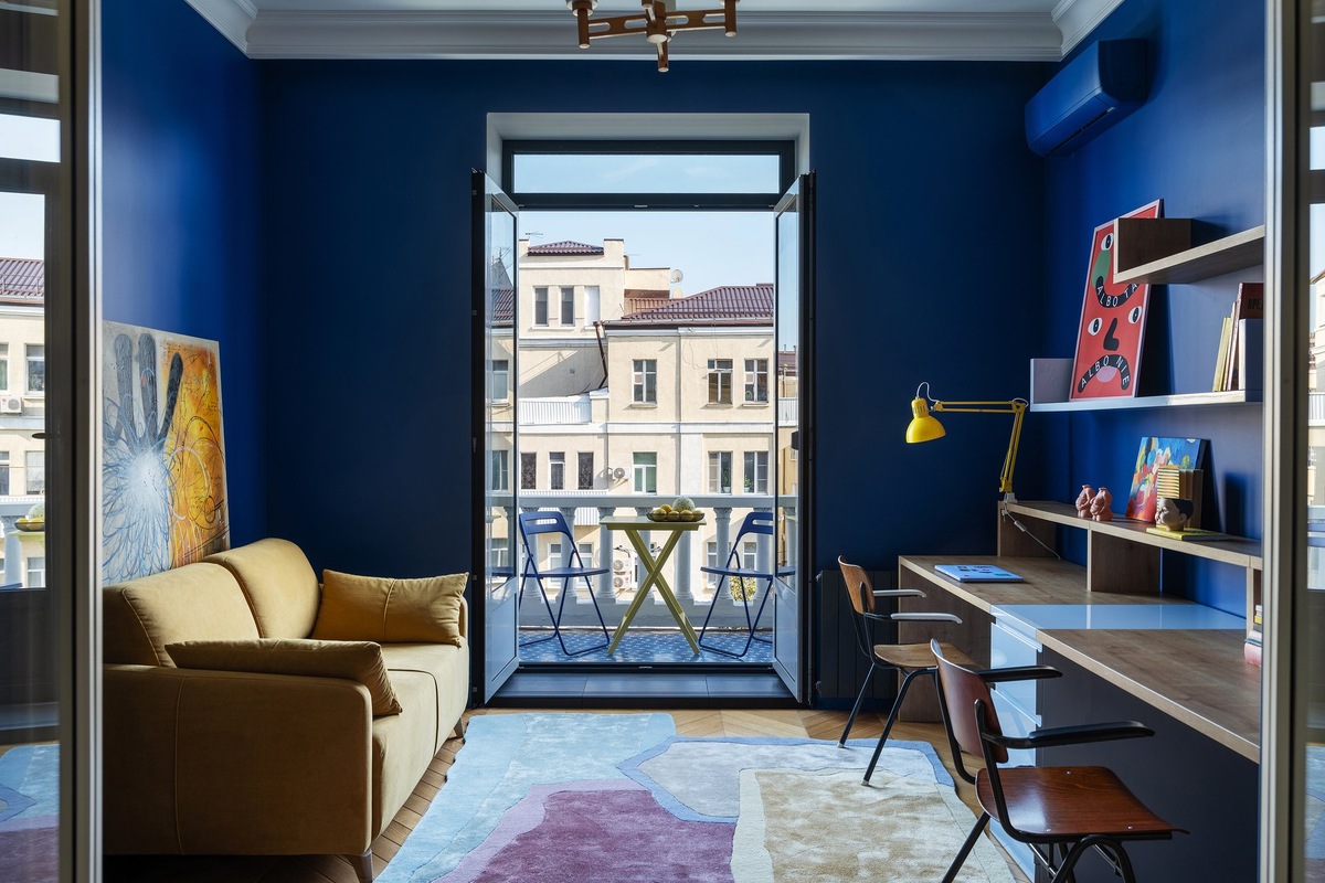 На фото: трешка 100 кв.м в г. Ростове-на-Дону. В кадре диван прямой Льери от divan.ru. Дизайнер: Лина Дедюхина; стилист: Дарья Молодченко; фотограф: Инна Каблукова