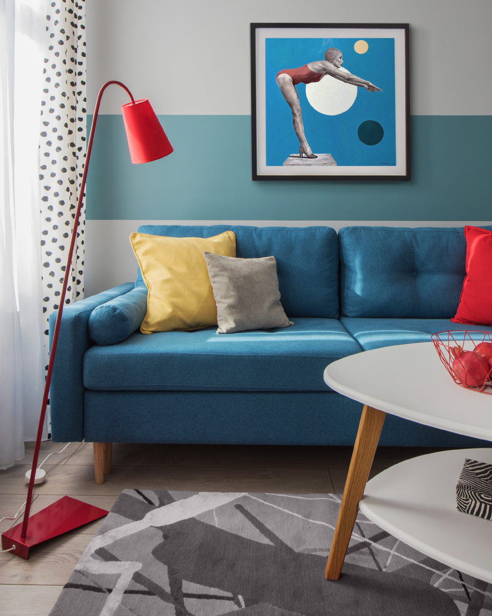 На фото: евродвушка 46 кв.м в г. Москве. В кадре диван Динс и журнальный стол Джексон. Дизайнер: Света Хабеева; стилист: Екатерина Наумова; фотограф: Ольга Мелекесцева