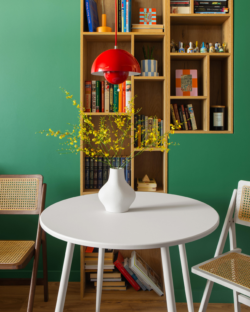 На фото: евродвушка 45 кв.м в г. Алматы. Дизайнер: Фариз Мамедов, студия FM Interiors; стилисты: Фариз Мамедов, Анель Ерденова; фотограф: Роман Якунин