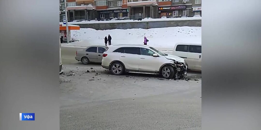 В Уфе серьезная авария заблокировала движение на улице Бакалинской
