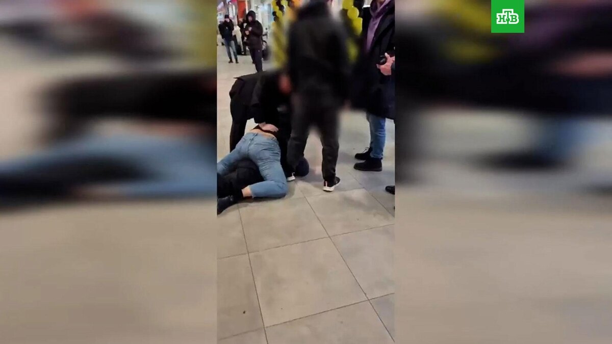    Охранник ТЦ в Петербурге насмерть раздавил заподозренного в краже