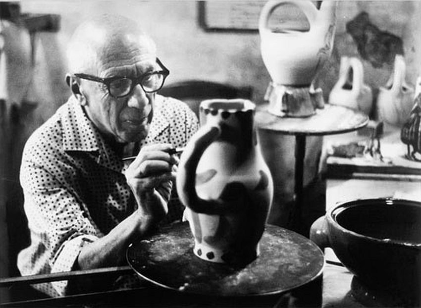 Пикассо за работой над керамикой