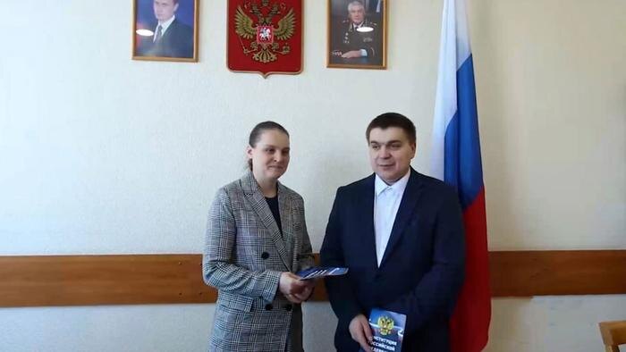 Многодетная семья из Эстонии приняла присягу гражданина РФ в Омске. Обложка © Telegram / Ирина Волк