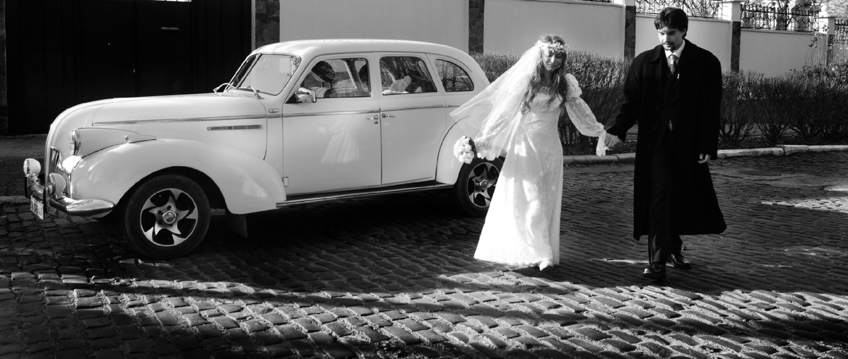 Свадебное фото два - хорошо видно платье и бьюик)