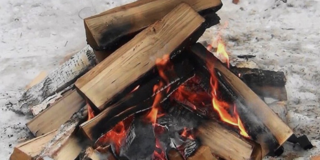Почему на Севере специально топят печи сырыми дровами — и в этом есть неожиданная логика