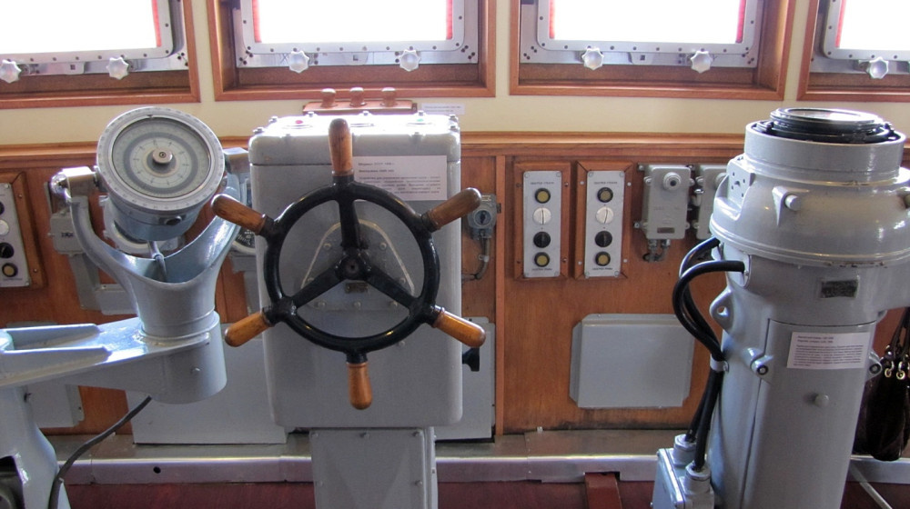    Серьезно руль впереди работал бы лучше