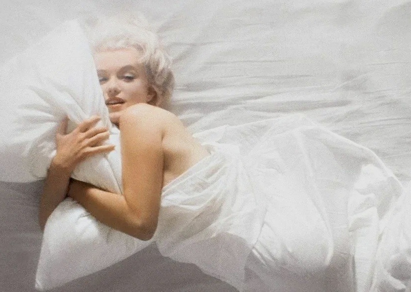 Мэрилин Монро в знаменитой «постельной» фотосессии Дугласа Киркланда 1961 года (фото из свободных источников)