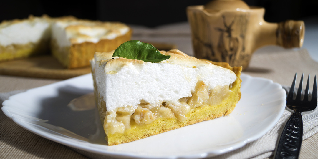 Песочный яблочный пирог с безе - необыкновенно вкусный! С песочной основой, сочной яблочной начинкой и нежнейшей меренгой (безе)