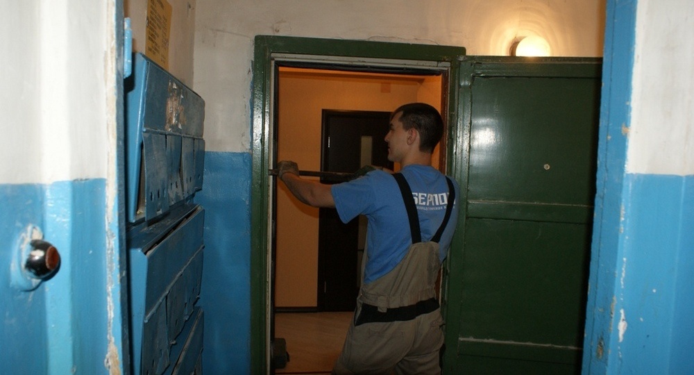 Как в 2026 году будут бороться с самовольно установленными тамбурными дверями в многоэтажках - сначала штраф, затем демонтаж