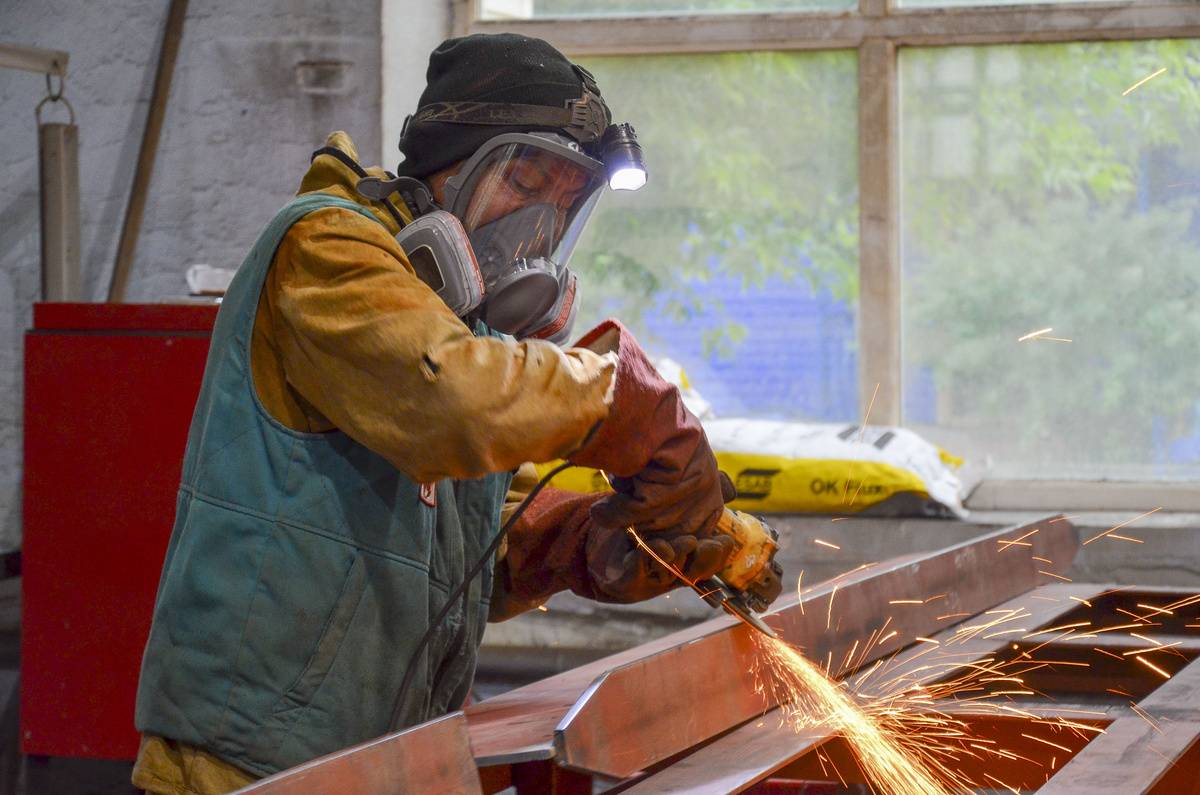 Многие начинают всерьез задумываться об официальном трудоустройстве, только когда сталкиваются с реальными проблемами.  Фото: ФедералПресс / Дмитрий Шевалдин