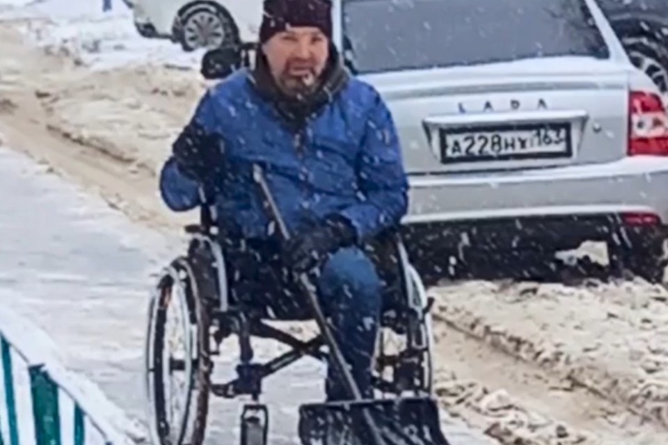    Инвалид-колясочник из Тольятти расчистил снег и стал героем социальных сетей фото: Социальное движение Достойные