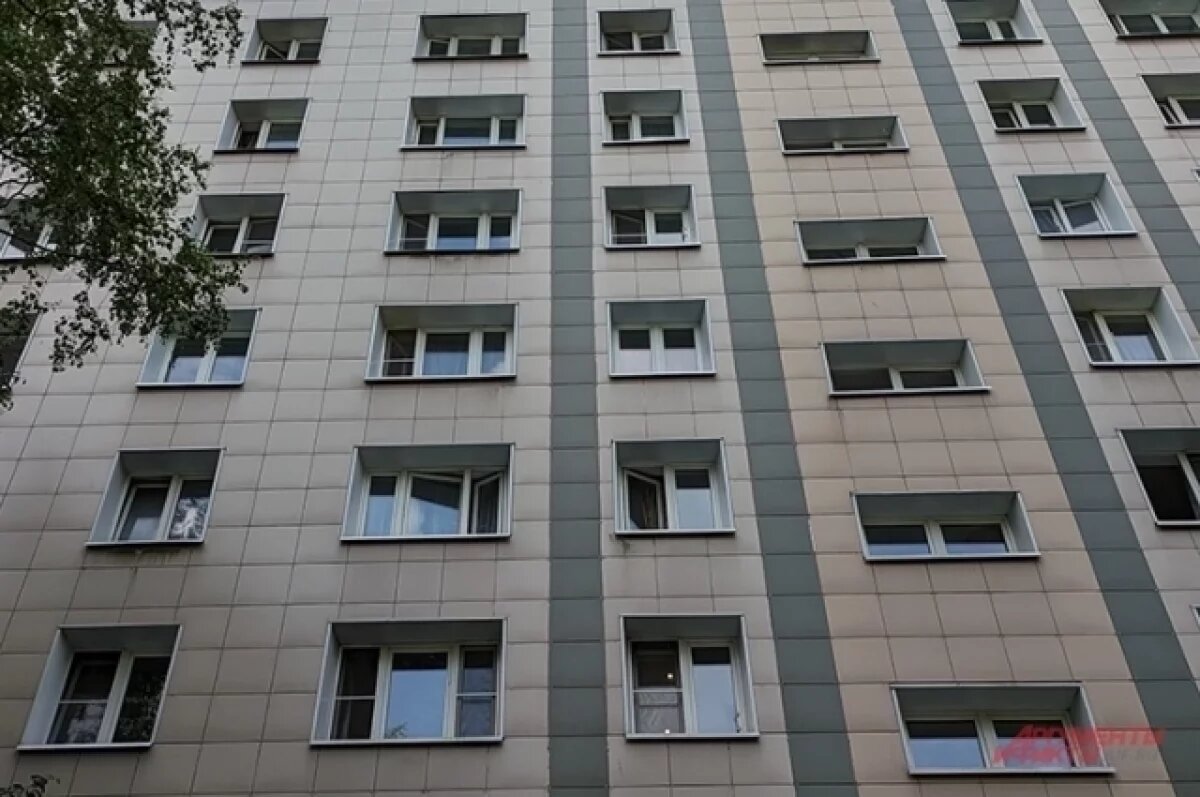    Отца, выбросившего свою дочь с 4 этажа, признали невменяемым