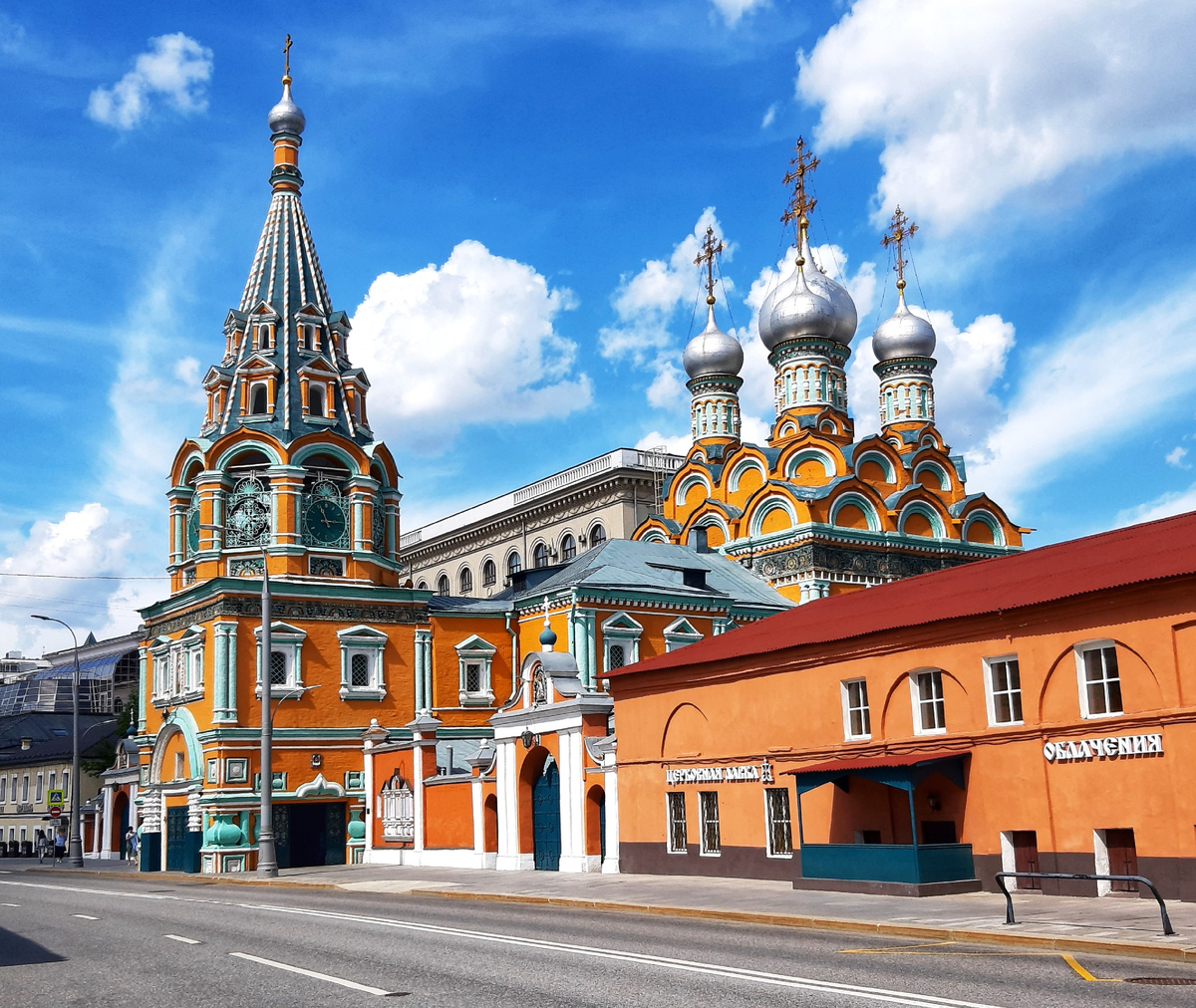 Церковь святителя Григория Неокесарийского — оранжевое чудо на Большой Полянке.