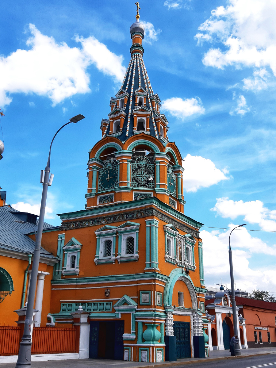 Церковь святителя Григория Неокесарийского — оранжевое чудо на Большой Полянке.