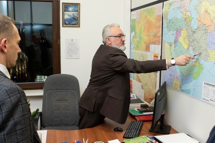   Марат Зембатов рассказывает о важности международного транспортного коридора «Север-Юг» для развития международной торговли. Источник фото: пресс-служба АНО СК «Каспий 2030».