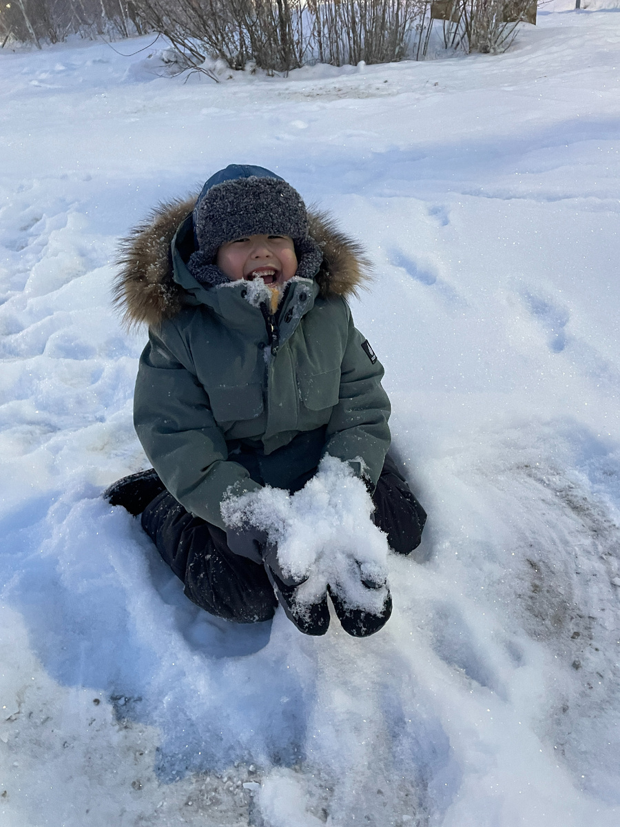 Платошка радуется снегу, который наконец не растает 