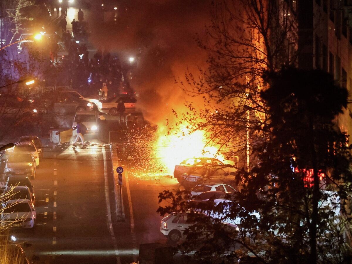    Горящие автомобили во время акции протеста в Тегеране, Иран | © REUTERS / Stringer