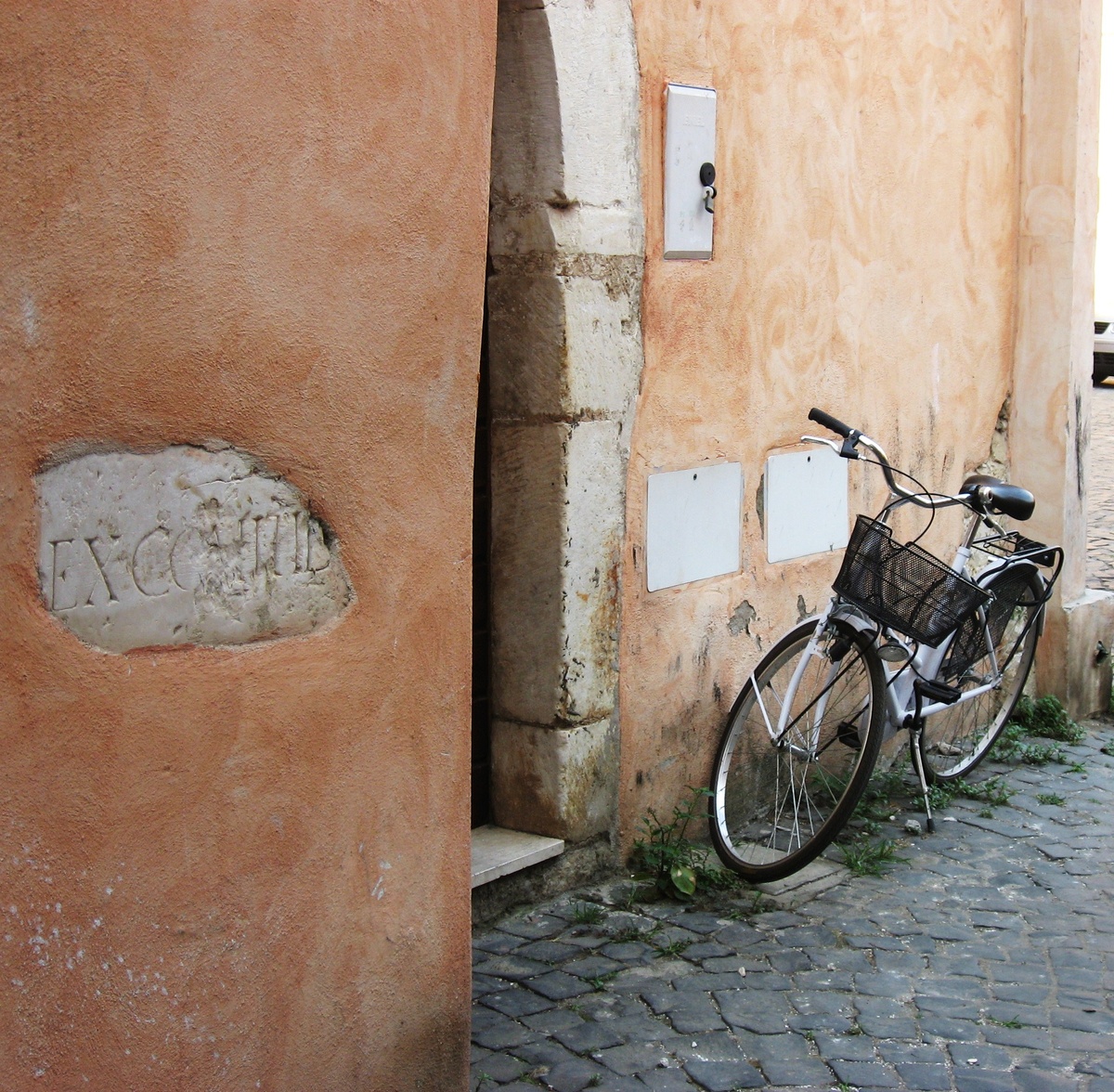 Фото: Анастасия Шавель (Барбара Шай). В Террачине через слой штукатурки просачивается история народа и цивиллизации. А современное дружно соседствует с древним: кто-то забежал в магазинчик, припарковав своего "железного конька".