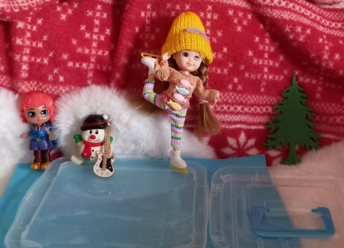 На катке. Снеговичок с гитарой. Он - одна из моих любимых игрушек. Снеговичок со мной с 2004 г. Но здесь, на канале, он впервые. Если покрутить белый помпон на его шапке, Снеговичок начнёт двигать ручками и ножками. А гитара - моя металлическая брошка.