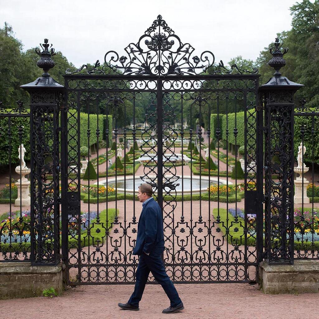 Человек шёл вдоль высокого кованого забора с загадочным орнаментом. За ним просматривался красивейший сад с фонтанами, скульптурами, аккуратными деревьями и изящными клумбами. Увлёкшись этим видом, он не заметил, как оказался перед большими воротами, увенчанными аркой. На ней золотыми буквами сияла надпись: «БИБЛИОТЕКА АРТИ-ВИДЕНИЕ».

Он пытался разглядеть, к чему относится эта надпись, как вдруг услышал тихое мяуканье. Опустив взгляд, он увидел большого серебристого кота породы майкун, которого никогда раньше не встречал. Неосознанно потянувшись, чтобы его погладить, человек услышал лёгкий скрип — старые ворота сами собой распахнулись, словно приглашая войти. Серебристый кот обтёрся о его ногу, мяукнул и побежал вперёд по белой мощёной дорожке, будто показывая путь.                                                                   *Это часть большой истории о библиотеке «Арти-Видение». Чтобы начать с начала и понять всю магию этого места, читайте **закреплённый пост на канале*   👉 Хотите больше волшебных текстов и советов? **Подпишитесь на канал**, чтобы не пропустить новые истории из библиотеки «Арти-Видение»!   Мой  GitHub: github.com/gal28 