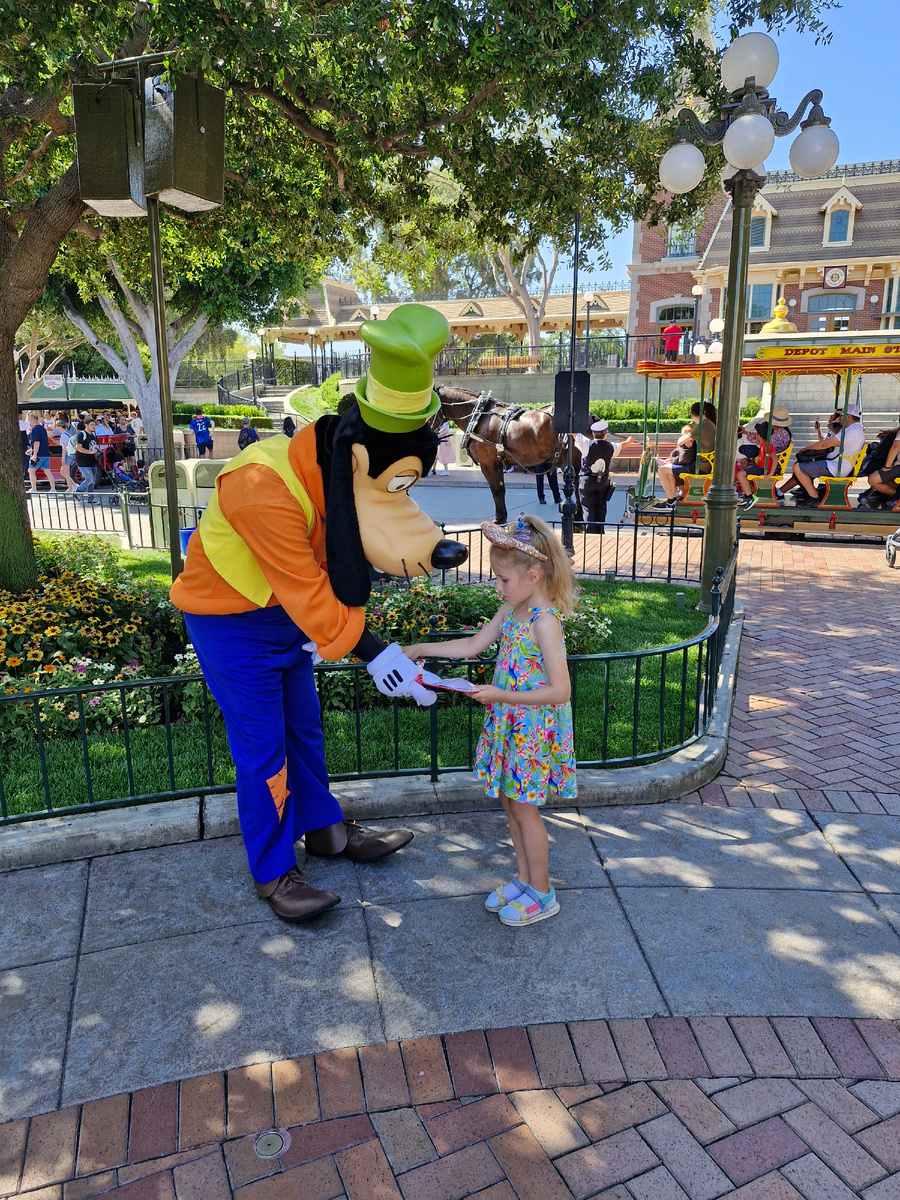 Сбор автографов в блокнот. Тяжело подписывать с такой маской на голове