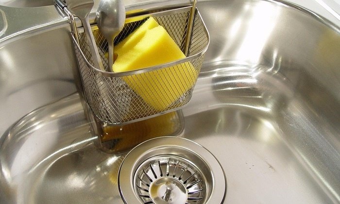    Микробиолог предупредил об опасной привычке при мытье посуды