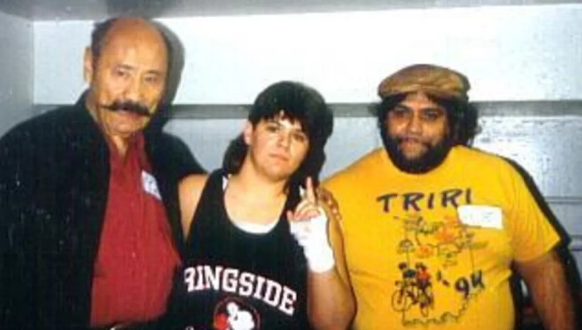 Кэтрин Даллэм (в центре)