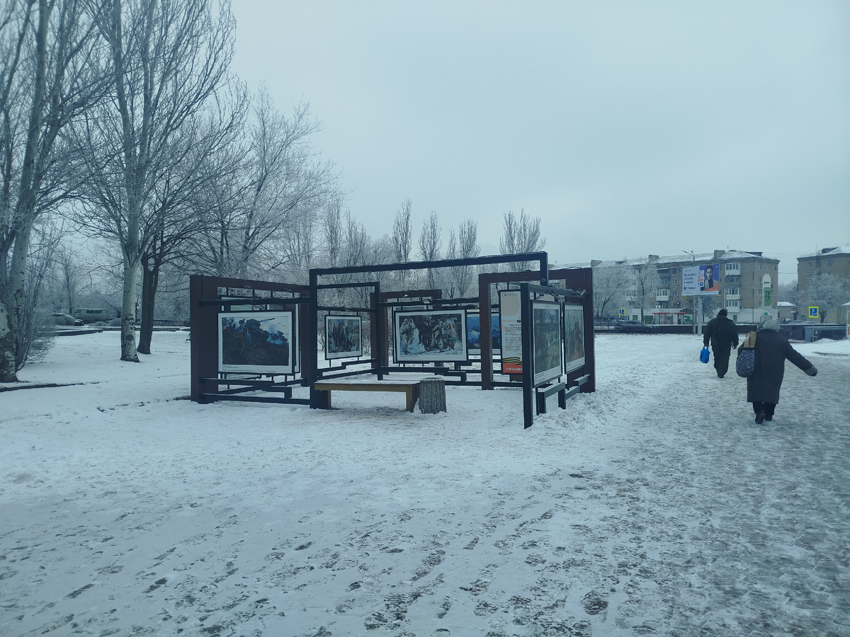 Инсталляция, посвящённая 80-летию Победы в Великой Отечественной Войне возле цирка "Космос" в Донецке (крупным планом).